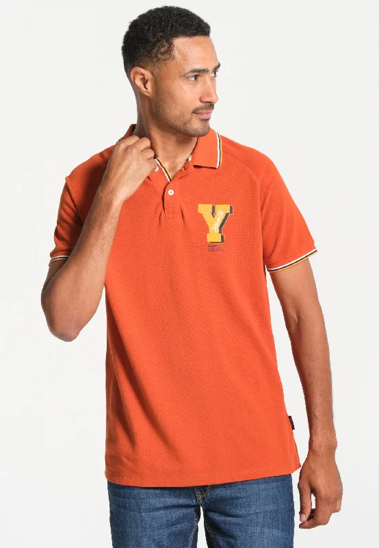 Polo homme brun avec Y sur le cœur